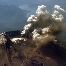 US_Navy_041001-N-9500T-009_Mount_St._Helens_emits_a_plume_of_steam_and_ash_from_an_area_of_new_crevasses_in_the_crater_glacier_south_of_the_1980-86_lava_dome